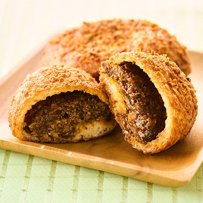 秋川キーマカレーパン2個+パウンドケーキ(2種ランダム)