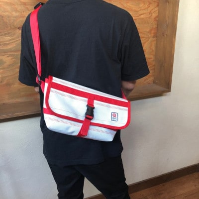 【SUWAプレミアム】ボディバッグ　ホワイト(L)(パイピングカラー:赤)