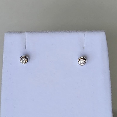 PT　ダイヤ　0.30ct　一粒　フクリン留　ピアス
