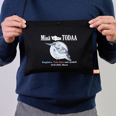 〈ふるさと納税限定デザイン〉戸田のニューシンボル!カワセミサコッシュ　フリーサイズ【戸田市】