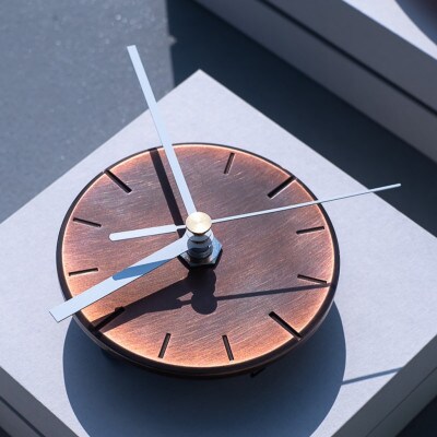 創業100年の表面技術を受け継ぐ会社が作った ひかりを楽しむ掛け時計90「木陰」古美仕上げ
