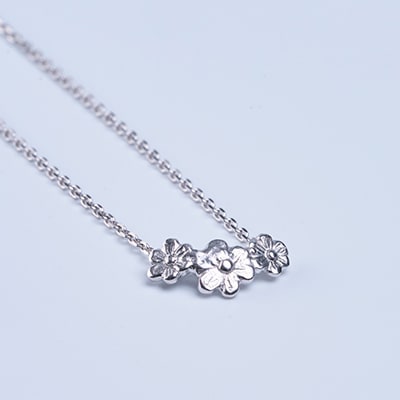 小花のネックレス K10ホワイトゴールド