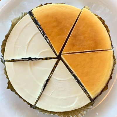 『クリームチーズケーキ5号とレアチーズケーキ5号のハーフ&ハーフ』と『短角牛100%ハンバーグ2個』