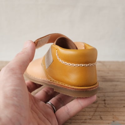 柔らかく履かせやすい本革製ベビーシューズ 13cm【 マスタード 】