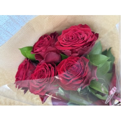 12月発送!同級生コンビでお届けする赤バラのブーケとおいしいお米(精米)のセット・栄養剤付き!