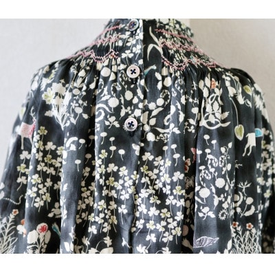 リバティ　≪マロリーバニラ≫　スモッキング刺繍のビショップブラウス　キッズサイズ120