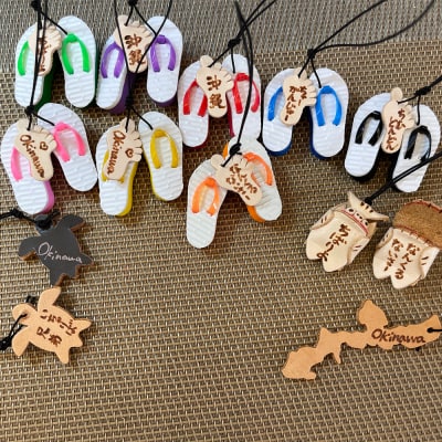 島ぞうり2個+革シーサー+革太鼓+革カメ+沖縄地図6点ストラップセット