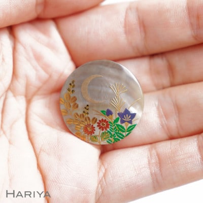 秋草蒔絵 黒蝶貝ブローチ (25mm丸)
