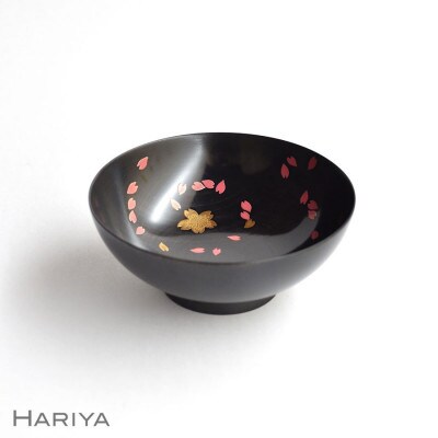 桜ひらり蒔絵 栃盃 (黒摺)