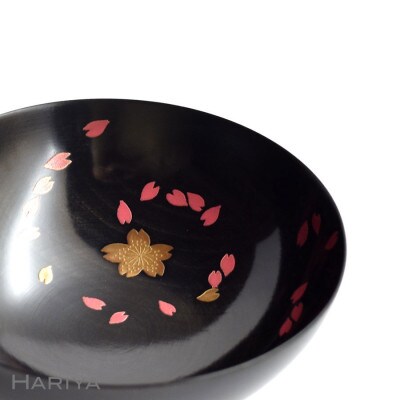 桜ひらり蒔絵 栃盃 (黒摺)