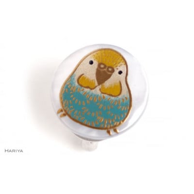 セキセイインコ蒔絵 白蝶貝帯留め