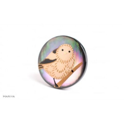 シマエナガ蒔絵黒蝶貝ピンブローチ
