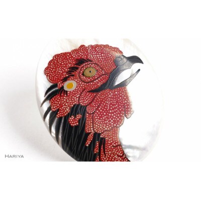 鶏蒔絵白蝶貝ブローチ