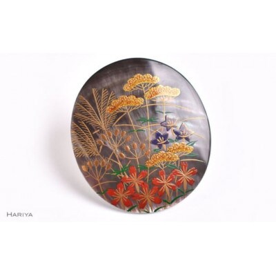 秋草蒔絵黒蝶貝ブローチ