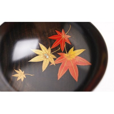 紅葉蒔絵 栃盃(黒摺)