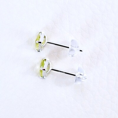K14WG ホワイトゴールド ペリドット 三角  4mm ピアス 保証書付 KO-0045
