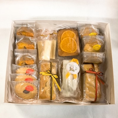 果物、野菜を使ったケーキの詰め合わせ