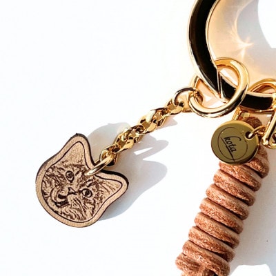 【ねこチャーム】 トラ猫　ゴールドカラー　本革キーホルダー