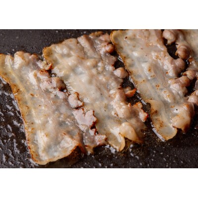 訳あり脂身多め鹿追産自然放牧黒豚　4週間熟成無添加ベーコン　計1kg