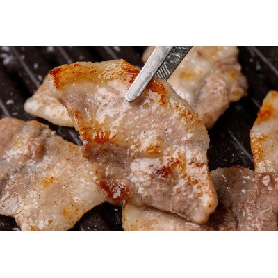 【毎月定期便】黒豚のロースステーキ肉とソーセージの焼肉用セット全2回