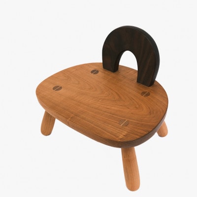 白馬の木の温もりを贈り物に「ちび椅子」