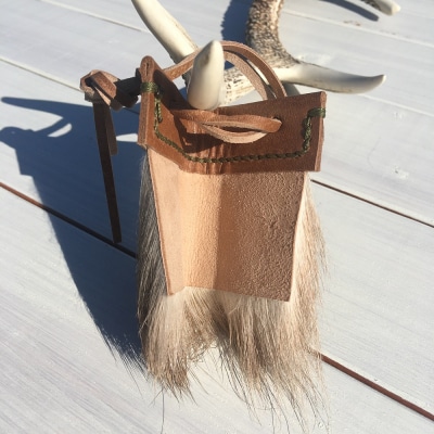 シカの毛皮のキーケース(1個)鹿革 鍵ケース キーカバー 革小物 キーホルダー【R00389】