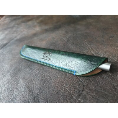 鹿革の一本差し ペンケース【深緑】(ロゴ入り)革小物 革製品 レザー 文房具【R00508】