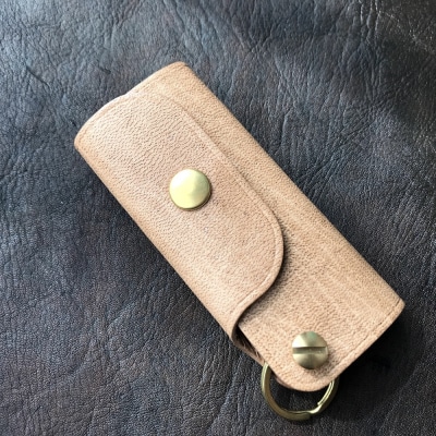 鹿革のキーケース【無染色の茶】革小物 革製品 レザー 鍵ケース 車 ハンドメイド雑貨【R00557】
