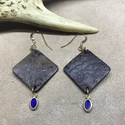 鹿革と瑠璃のピアス(四角形)革小物 レザーアクセサリー フックピアス ラピスラズリ 14KGF金具