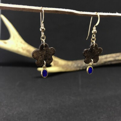 鹿革と瑠璃のピアス(梅花)革小物 レザーアクセサリー フックピアス ラピスラズリ 14KGF金具