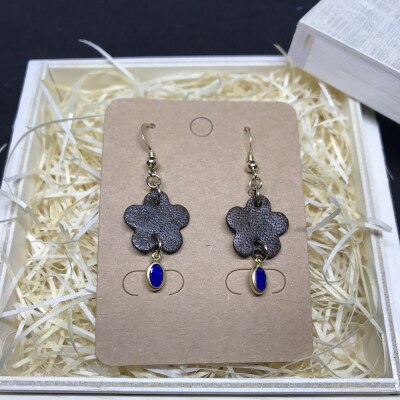 鹿革と瑠璃のピアス(梅花)革小物 レザーアクセサリー フックピアス ラピスラズリ 14KGF金具
