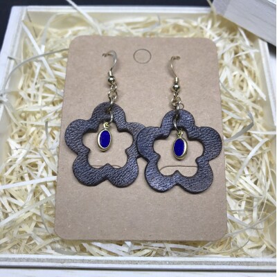 鹿革と瑠璃のピアス(梅花中空)革小物 レザーアクセサリー フックピアス ラピスラズリ 14KGF金具