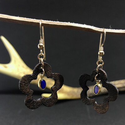 鹿革と瑠璃のピアス(梅花中空)革小物 レザーアクセサリー フックピアス ラピスラズリ 14KGF金具