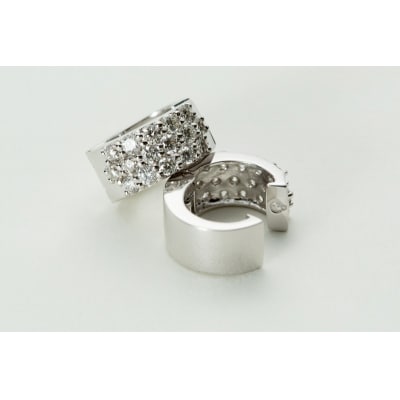 【ジュエリーの街、山梨県甲府市】ダイヤ0.64ct K18WGピアリング　LE358W