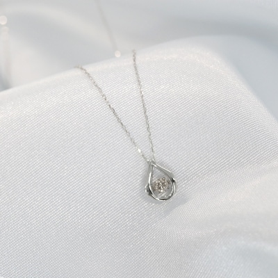 ダンシングストーンダイヤペンダント【prayer】K10WG・0.05ct　D10-0010