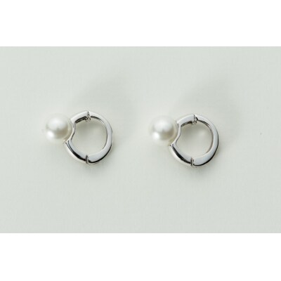 【ジュエリーの街、山梨県甲府市】8ミリ アコヤ真珠 K18WGピアリング 39-17W