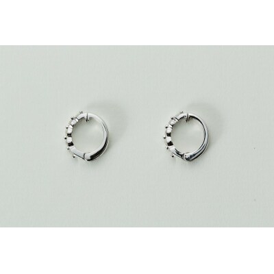 【ジュエリーの街、山梨県甲府市】ダイヤ0.34ct K18WGピアリング　LE346W