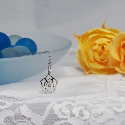 プラチナ900/850　ダイヤモンド　薔薇ペンダントネックレス　　　HH018731