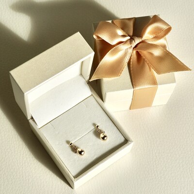 【ジュエリー】K10 イエローゴールド ダイヤモンドが煌めく雫ピアス 保証書付 SE-2381