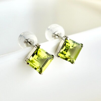 Pt900 ペリドット 一粒石 ピアス スクエアカット 6mm 保証書付 IA-3179