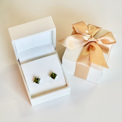 Pt900 ペリドット 一粒石 ピアス スクエアカット 6mm 保証書付 IA-3179