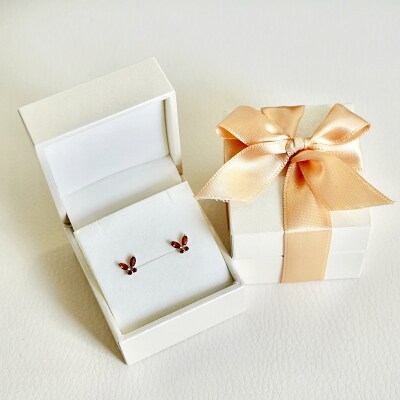 【ジュエリー】K10 イエローゴールド ガーネット バタフライ 蝶 ピアス 保証書付 SE-2913