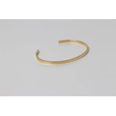 【18金イエローゴールドバングル】モダンに映える平打ちデザイン / K18-B002