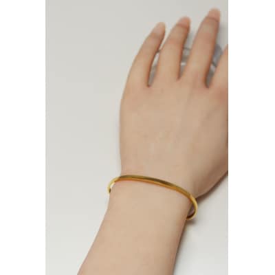 【18金イエローゴールドバングル】モダンに映える平打ちデザイン / K18-B002