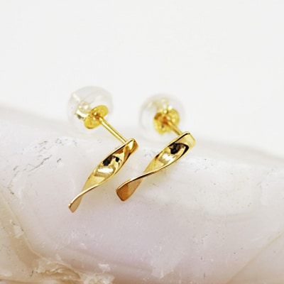 K18 ねじり地金ピアス 05422