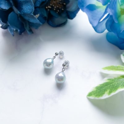 K14WGあこや無調色(ナチュラルブルーイッシュグレー) ピアス 8mm (PE1013KD-Na)