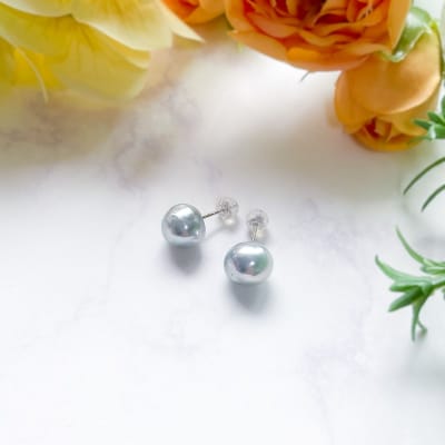 K14WGあこや無調色(ナチュラルブルーイッシュグレー) ピアス 8mm (PE1060KD-Na)