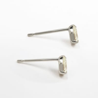 甲府市発 一粒ピアス pt900 ペアシェイプカット [1c-2178-1PT]