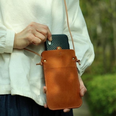 SKLO 肩掛けシンプルスマートフォンポーチ　Red