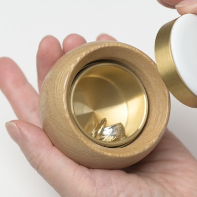 手元供養にも使える写真陶板付き宝物入れ「たまてまり」